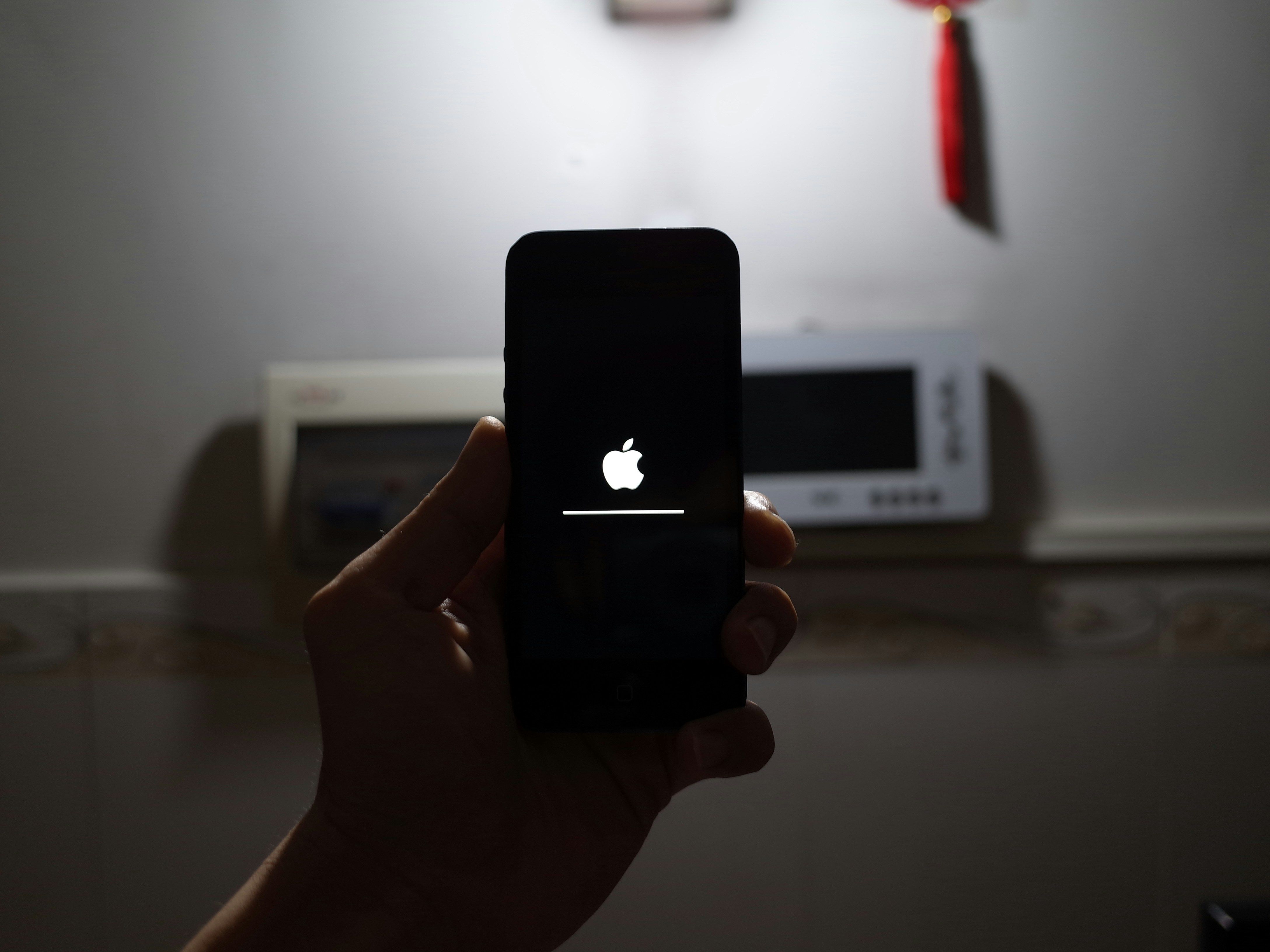 iPhone 7 noir tenu en main